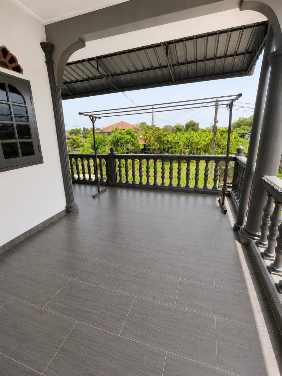 Balkoni hadapan rumah